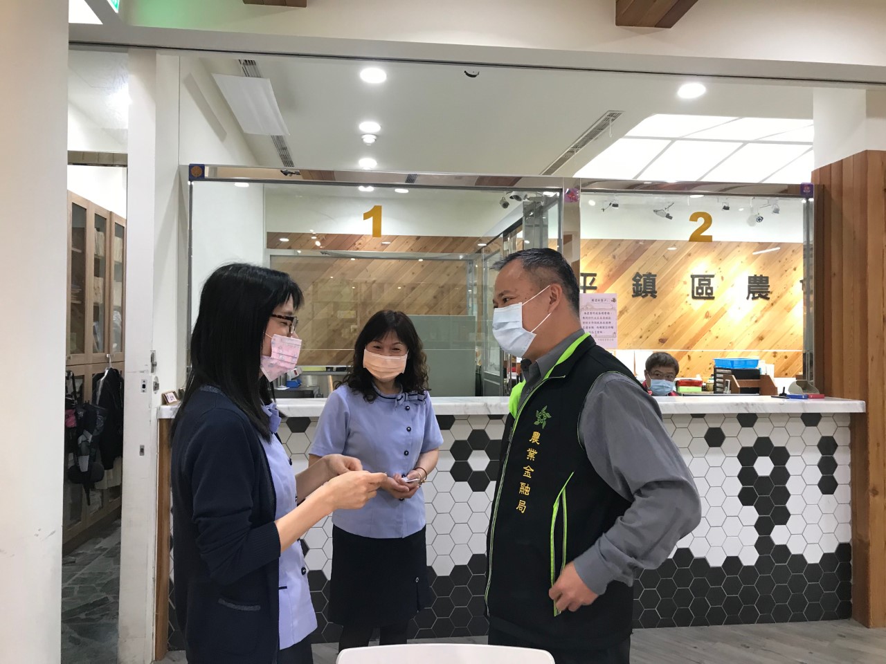 農金局李聰勇局長親赴桃園市平鎮區農會信用部北勢分部，公開表揚阻詐有功人員