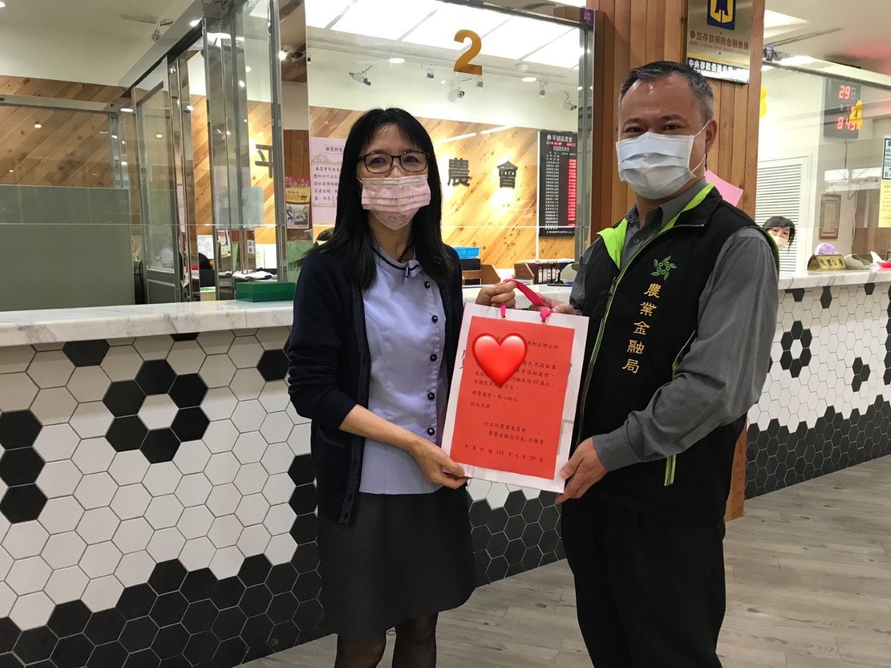 農金局李聰勇局長親赴桃園市平鎮區農會信用部北勢分部，公開表揚阻詐有功人員